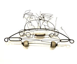 Sculpture en fil de fer ( Bagnole Police  )  n° 1 . 0,36 x 0,20  x 0, 28 . Prix  : 200 euros . Création de Serge Vandecasteele .
