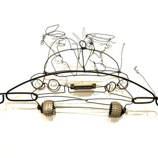 Sculpture en fil de fer ( Bagnole Police  )  n° 1 . 0,36 x 0,20  x 0, 28 . Prix  : 200 euros . Création de Serge Vandecasteele .